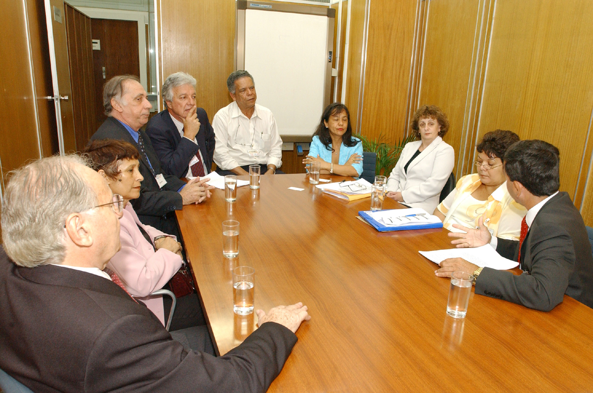 Deputado Fausto na reunio realizada na quarta-feira, para tratar do fechamento do Posto Fiscal do Estado em So Vicente<a style='float:right;color:#ccc' href='https://www3.al.sp.gov.br/repositorio/noticia/03-2008/fausto Fiscal.jpg' target=_blank><i class='bi bi-zoom-in'></i> Clique para ver a imagem </a>